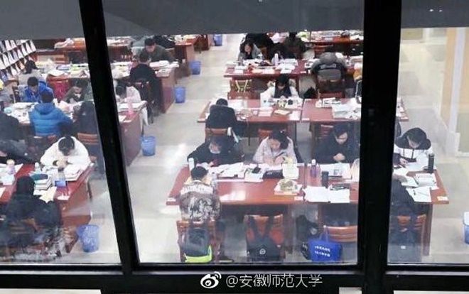 Sinh viên Trung Quốc ngồi học chật kín thư viện dù đã được nghỉ Tết từ vài ngày trước