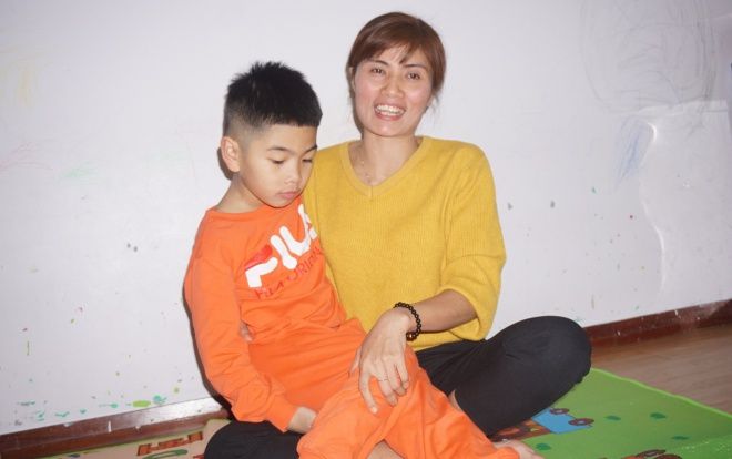 Cái Tết đầu tiên bên cha mẹ của hai đứa trẻ bị trao nhầm ở Hà Nội: ‘Tôi đã mua bộ quần áo mới cho hai con’