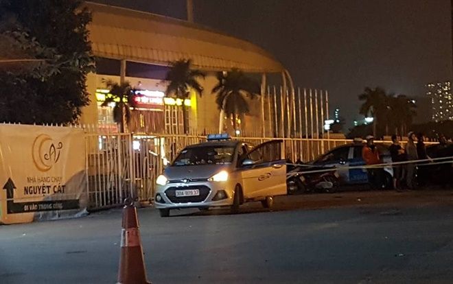 Bàng hoàng tài xế taxi nghi bị cướp cứa cổ trước cổng sân vận động Mỹ Đình