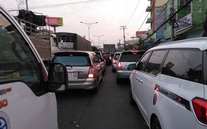 Tiền Giang: Ô tô 'rồng rắn' chờ qua cầu Rạch Miễu, trạm BOT phải xả