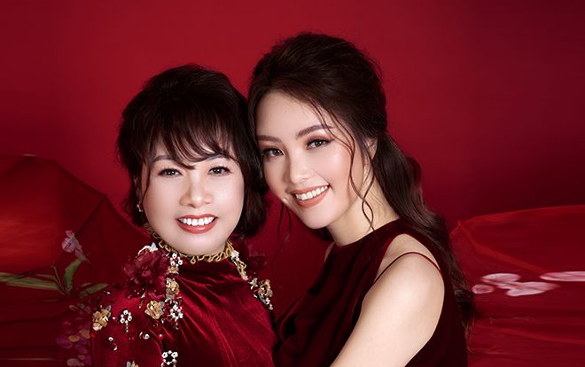 Sự trẻ trung quyến rũ bất ngờ của mẹ á hậu Thụy Vân