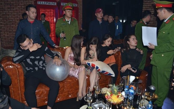 Đột kích quán bar, phát hiện nhiều dân chơi sử dụng bóng cười