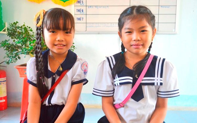 Nhặt được hơn 4 lượng vàng, 2 học sinh tiểu học quyết định đem lên ban giám hiệu nhờ trả lại người đánh rơi