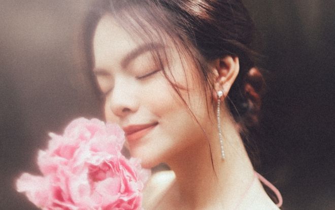 Sau MV kể về 3 chuyện tình cũ u buồn, Phạm Quỳnh Anh trở lại với hình ảnh nàng thơ trong trẻo