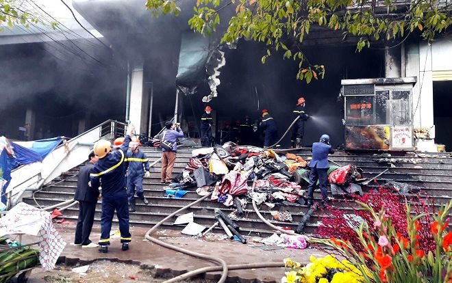 Cháy lớn cửa hàng bán chăn ga gối đệm ngày 27 Tết, nhiều hàng hóa bị thiêu rụi