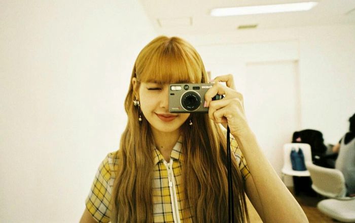Không chỉ thích hát hò, Lisa (BlackPink) còn có hẳn bộ sưu tập máy ảnh có giá trị cực cao