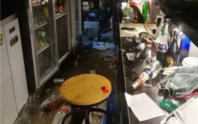 Gần Tết bị cha mẹ giục lấy vợ, chủ bar đập nát quán