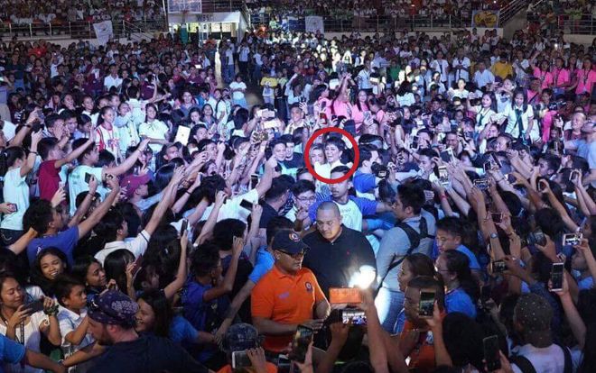 Khoảnh khắc 'nghẹt thở' của fan sắc đẹp Philippines vây kín lấy H'Hen Niê đông hơn cả liveshow