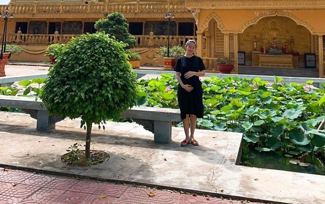 Lê Phương khoe bụng bầu lớn khi đi chơi cùng với gia đình