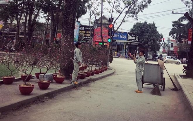 Khoảnh khắc khiến ai cũng thấy yên bình: Hai cô lao công chơi tung bóng sau khi quét dọn đường phố sạch sẽ