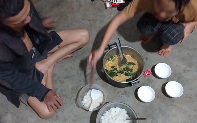 Chỉ có cơm trắng và mì gói nhưng bữa cơm đầu tiên của người con về quê ăn Tết vẫn hạnh phúc và ấm áp lạ thường