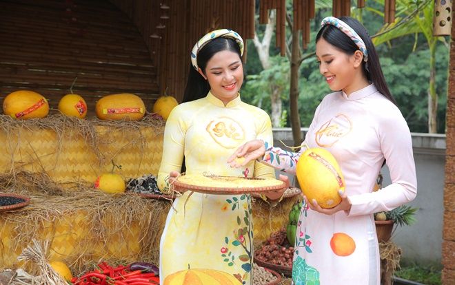 Tiểu Vy - Ngọc Hân xinh lung linh trong tà áo dài rực rỡ ngày giáp Tết