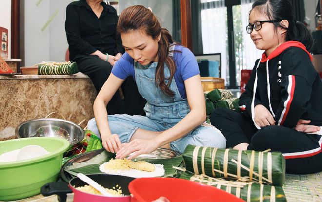 Đến hẹn lại lên! Nhìn 'chế' Khả Doanh gói bánh tét, fan lại liên tưởng đến chị Mỹ Tâm 'xào rau'