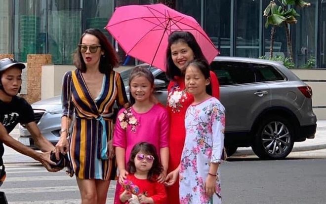 Còn ai nhọ hơn tên cướp này: Trộm túi đúng giây phút chụp hình nên gương mặt bị nhiếp ảnh ghi trọn