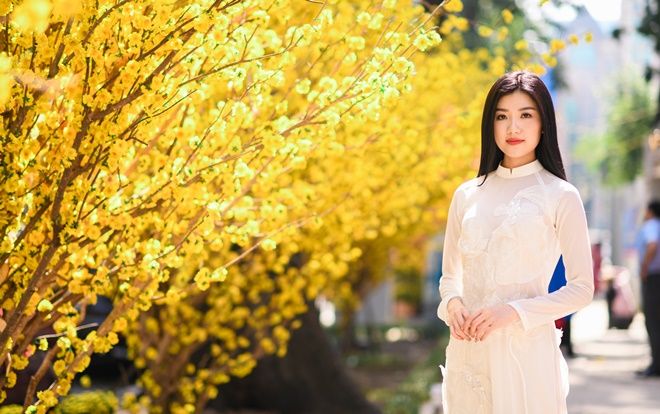 Người đẹp 'Cả một đời ân oán' mặc áo dài mỏng manh đón Xuân