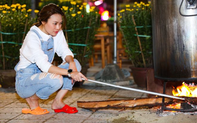 Mỹ Tâm diện dép tổ ong 'chiếc xanh, chiếc đỏ' ngồi chầu chực bên bếp lửa hồng!