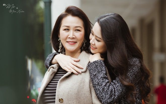 Mẹ Hoa hậu Dương Thuỳ Linh 60 tuổi vẫn trẻ trung