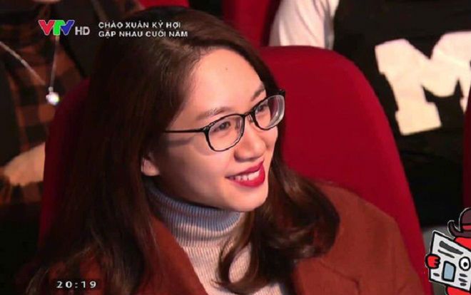 Ngồi xem táo quân, cô gái xinh đẹp bất ngờ được máy quay lia trúng khiến '500 anh em' đốn tim, săn lùng danh tính