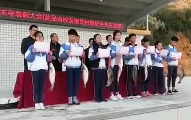 Trường học thưởng học sinh đạt thành tích cao cá sống để về ăn Tết