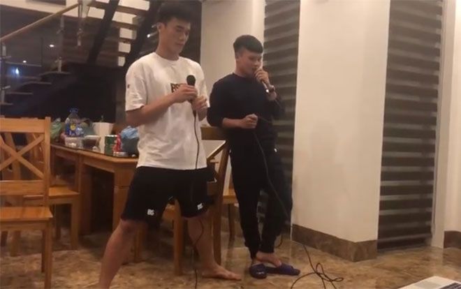 Clip: Bùi Tiến Dũng hẳn đã rất ga lăng, sẵn sàng xoạc chân để song ca 'Tìm lại bầu trời' cùng Quang Hải