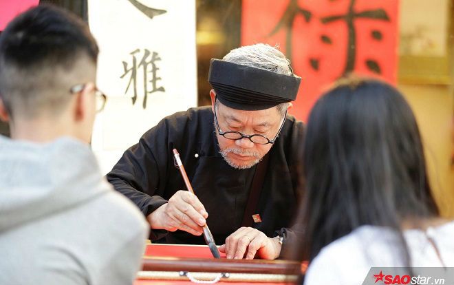 Hàng nghìn người đổ về Văn miếu Quốc tử giám xin chữ đầu năm