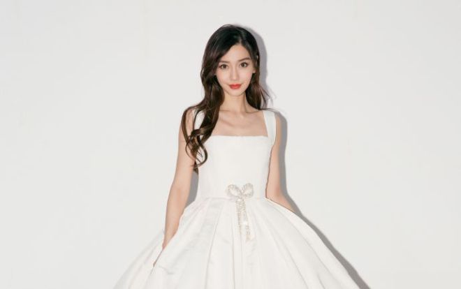 Angelababy diện váy trắng muốt xinh đẹp như công chúa bước ra trong truyện cổ tích