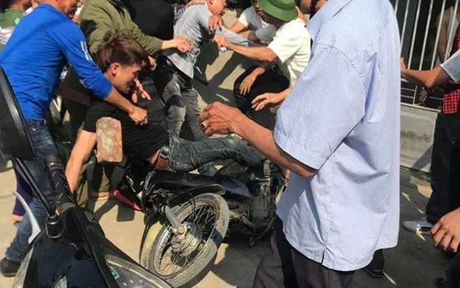 Nhờ đứa trẻ dẫn đường, 2 thanh niên bị dân làng vây đánh vì nghĩ bắt cóc trẻ em