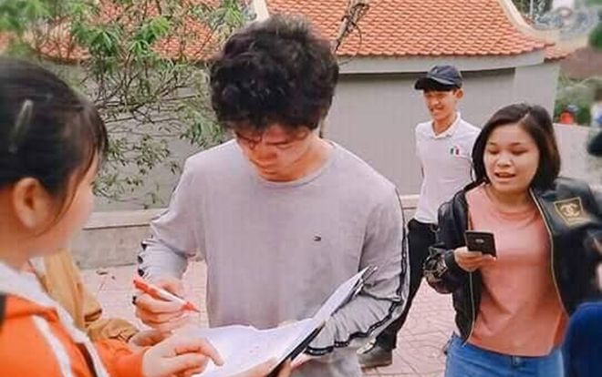 'Họa mi' Công Phượng bận 'full' Tết vì quá đông fan đến xin chữ ký và selfie cùng thần tượng lấy lộc đầu năm