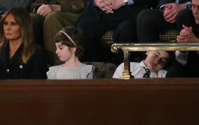 Cậu bé Trump ngủ gật khi nghe đọc Thông điệp Liên bang