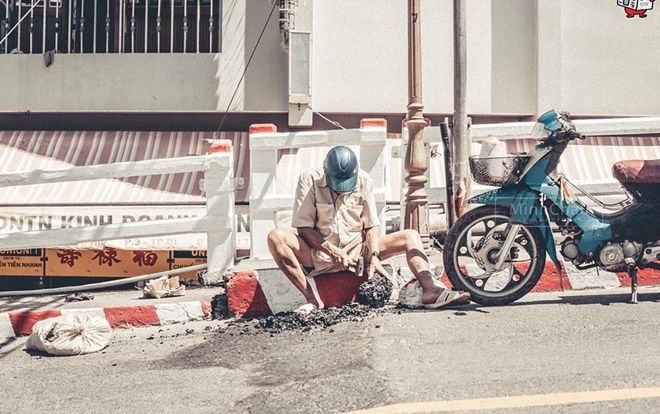 Việc tốt đầu năm Kỷ Hợi 2019: Cụ ông đắp từng miếng nhựa đường vì sợ người qua lại gặp nguy hiểm