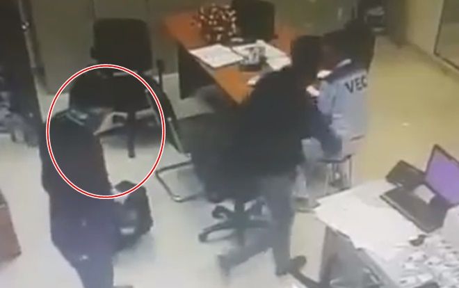 Mang súng cướp hơn 2 tỷ tại trạm thu phí: 2 tên cướp làm rơi hơn 80 triệu trên đường tháo chạy