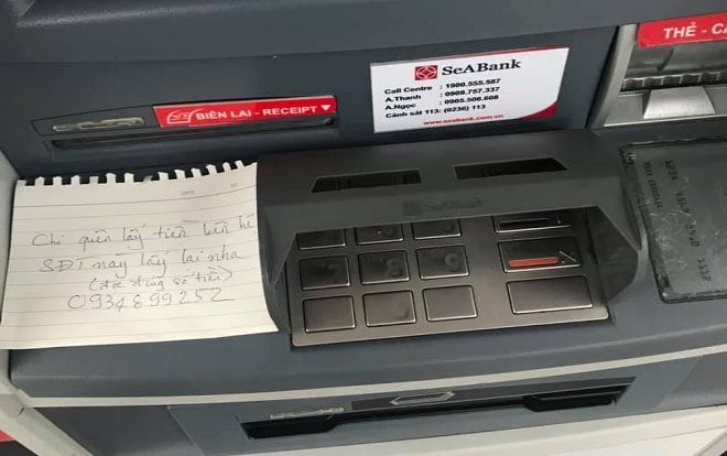 Hình ảnh đẹp ngày Tết ở Đà Nẵng: Cô gái dán thông báo lên trụ ATM tìm người bỏ quên tiền