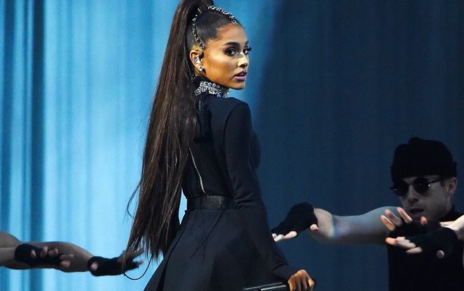 Ariana Grande tái xuất cùng album và MV mới, 'san bằng' kỷ lục của 'rắn chúa' Taylor Swift trong… 5 phút!