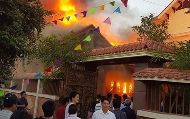 Ngôi nhà gỗ tiền tỉ bị thiêu rụi nghi do thắp hương ngày Tết