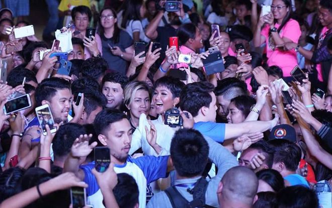 Fancam: H'Hen Niê hớn hở nhảy nhót dù cho đám đông người hâm mộ chặn 'không thấy lối về'