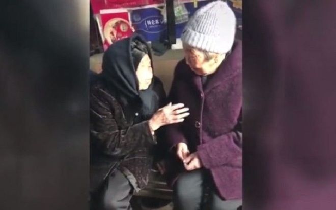 Xúc động khoảnh khắc cụ bà 105 tuổi dặn dò, lì xì con gái 74 tuổi