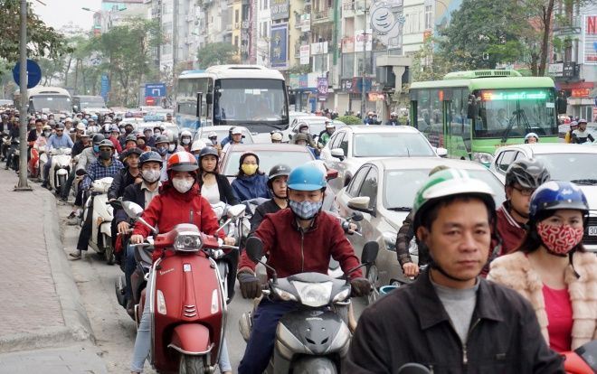 Người Hà Nội đi làm ngày đầu tiên của năm mới sau kỳ nghỉ Tết kéo dài, đường phố nơi đông nghịt, chỗ cực thoáng