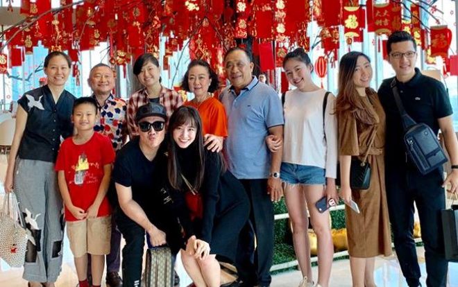 Mặc ồn ào kiện tụng bủa vây, Trấn Thành cùng Hari Won chia sẻ ảnh vui vẻ bên gia đình