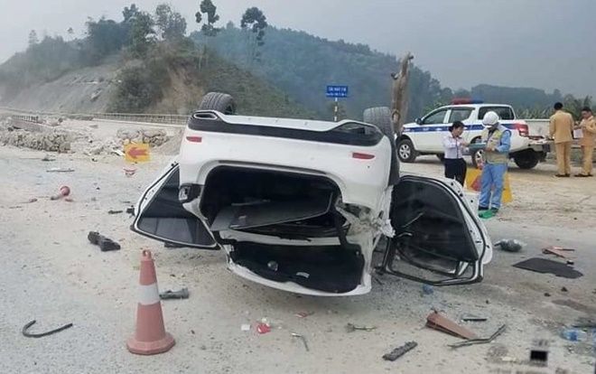 Xe Mazda lật ngửa trên cao tốc Nội Bài - Lào Cai, 3 người nhập viện