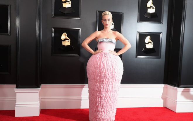 Gam ánh kim bạc và sắc hồng tiếp tục phủ sóng rực rỡ thảm đỏ Grammy 2019