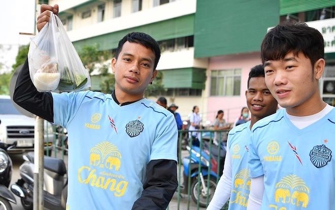 Vừa sang Thái Lan, Xuân Trường đã gây thương nhớ bằng hình ảnh đi ăn vỉa hè