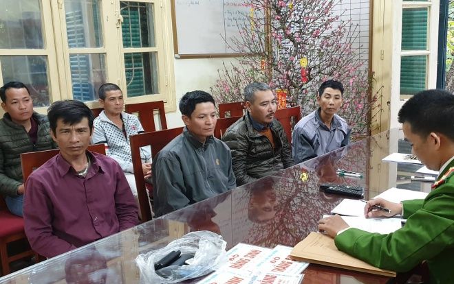 Cảnh sát hoá trang, mặc thường phục bắt quả tang 6 ‘cò mồi’ đeo bám chèo kéo du khách đi Chùa Hương