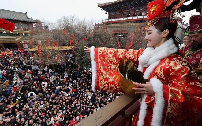 Biển người Trung Quốc chen chân nhận phong bao lì xì, khấn vái trong hương khói ngày Thần Tài