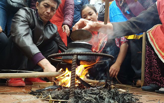 Clip: Mịt mù trong khói rơm tại lễ hội kéo lửa thổi cơm ở làng Thị Cấm