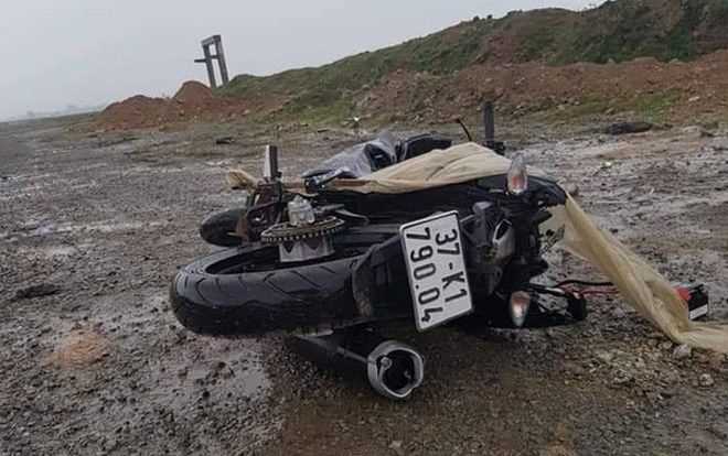 Hoảng hốt phát hiện nam thanh niên tử vong trên đường cạnh chiếc xe máy bị ngã