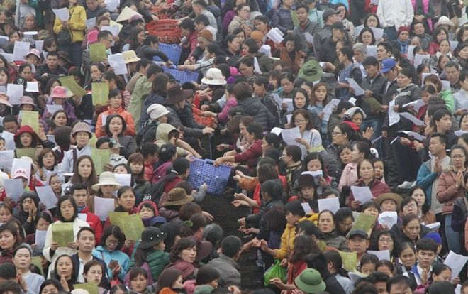 Chùm ảnh: Vạn người đổ về Bát Tràng dự lễ phóng sinh 10 tấn cá xuống sông Hồng