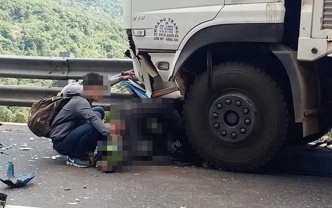 Phượt thủ 9X đổ đèo Bảo Lộc tông trực diện đầu xe tải, thân trước mắc kẹt dưới gầm ô tô