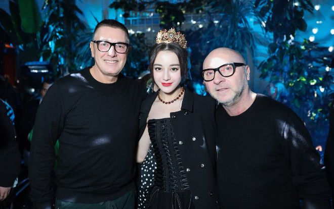 Bộ sưu tập mừng năm mới của nhà mốt Dolce & Gabbana tiếp tục bị cư dân mạng chỉ trích