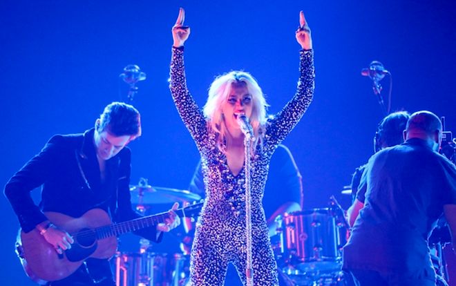 Độc giả bình chọn: Màn 'lên đồng' của Lady Gaga tại Grammy 2019 chính là sân khấu được yêu thích nhất!
