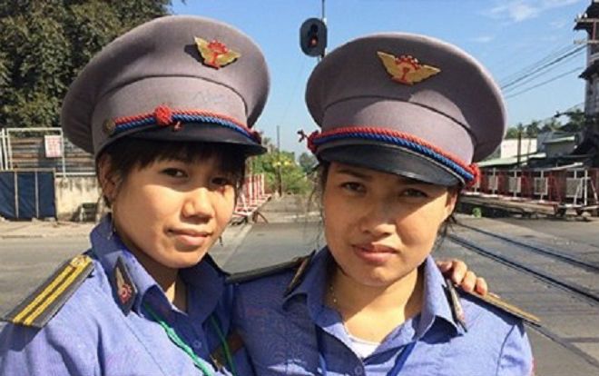 Bộ trưởng GTVT gửi thư khen ngợi hành động dũng cảm cứu sống cụ bà của 2 nữ nhân viên gác chắn đường sắt